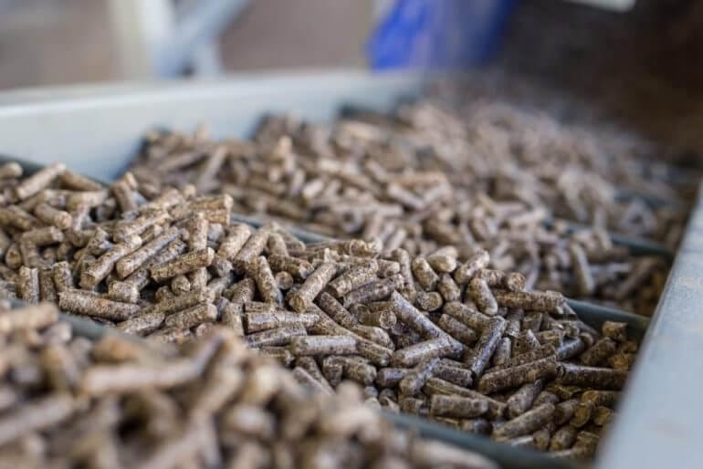 how long does a 40lb bag of wood pellets last