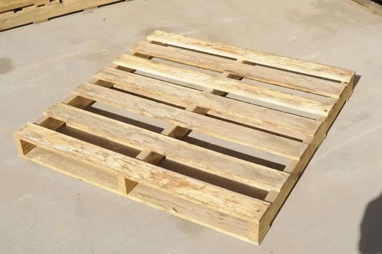 how much does a wooden pallet weight
