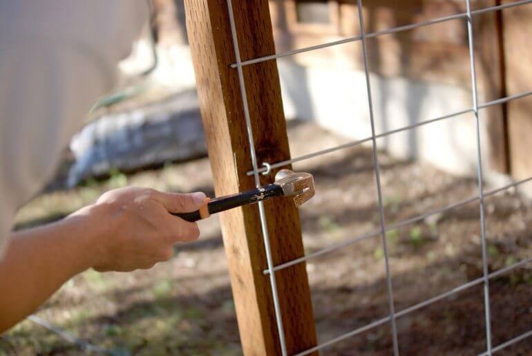 how to attach wire fence to wood post
