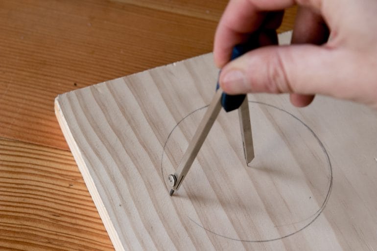how to cut a circle in wood with a jigsaw
