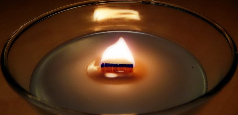 how to light a wooden wick candle
